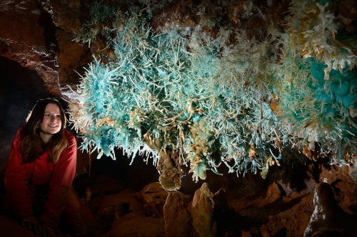 Aven des Crozes - Jeune fille contemplant un grand bouquet d'aragonite bleue (SP-14-0853)